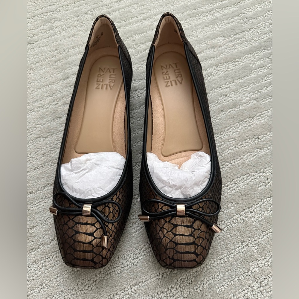 NWT/NIB—Naturalizer black and bronze flats, size 9